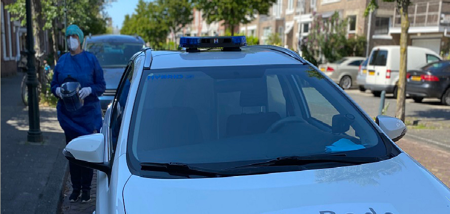 Vrijwilligers doen coronatesten aan huis